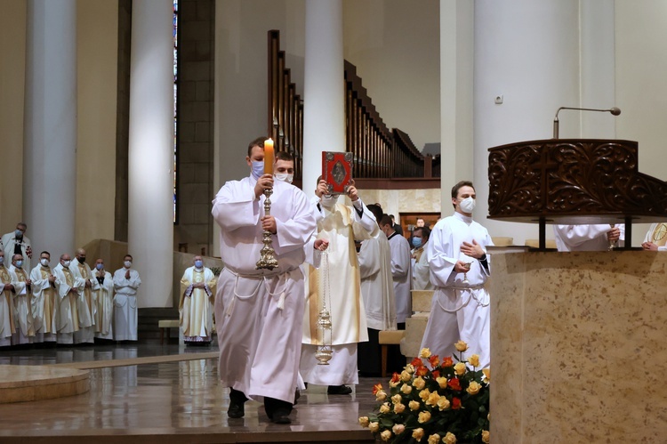 Liturgiczne rozpoczęcie posługi arcybiskupa koadiutora cz. 1