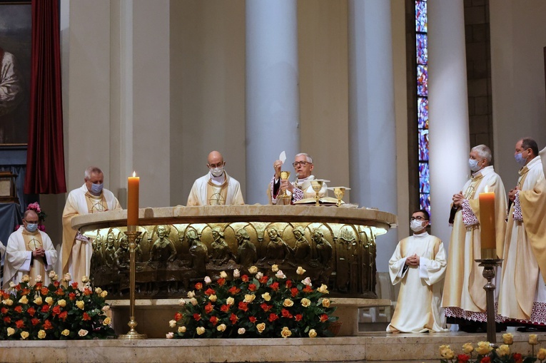 Liturgiczne rozpoczęcie posługi arcybiskupa koadiutora cz. 1