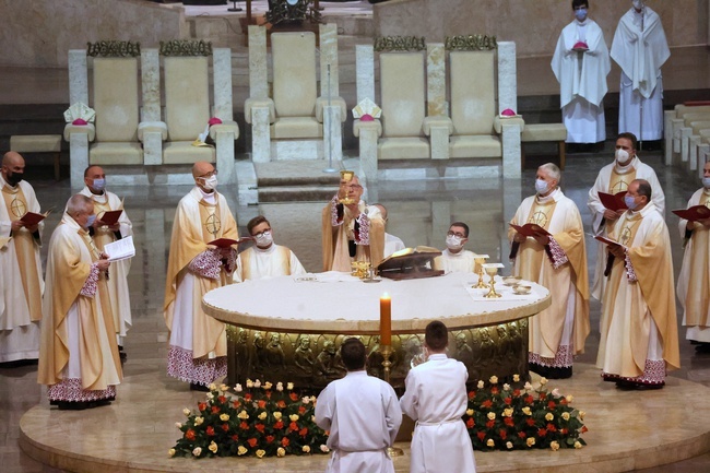 Liturgiczne rozpoczęcie posługi arcybiskupa koadiutora cz. 1