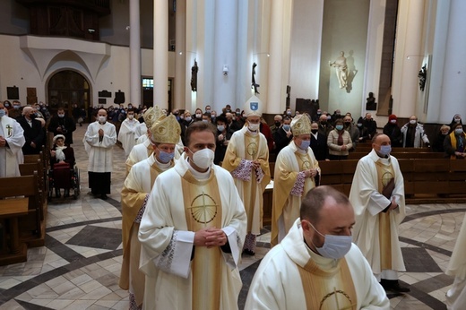 Liturgiczne rozpoczęcie posługi arcybiskupa koadiutora cz. 1