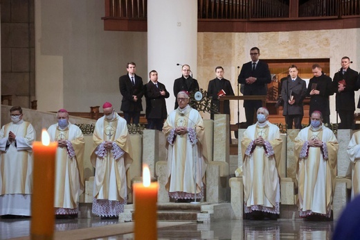 Liturgiczne rozpoczęcie posługi arcybiskupa koadiutora cz. 1