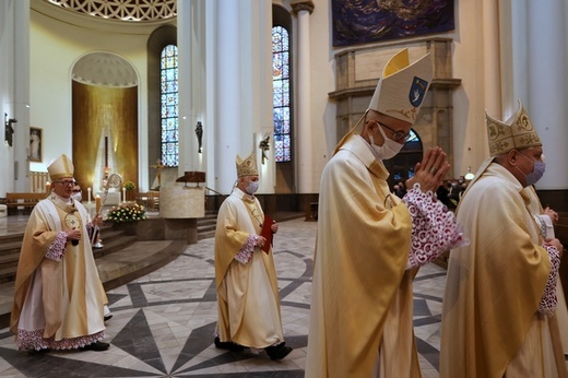 Liturgiczne rozpoczęcie posługi arcybiskupa koadiutora cz. 1