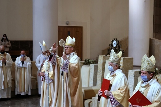 Liturgiczne rozpoczęcie posługi arcybiskupa koadiutora cz. 1