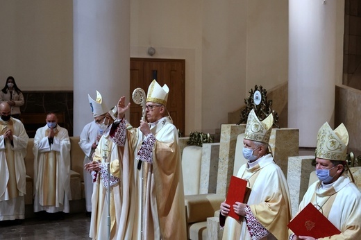 Liturgiczne rozpoczęcie posługi arcybiskupa koadiutora cz. 1