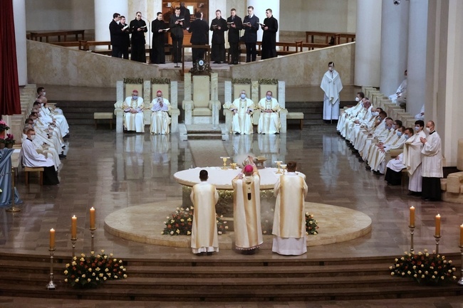 Liturgiczne rozpoczęcie posługi arcybiskupa koadiutora cz. 1