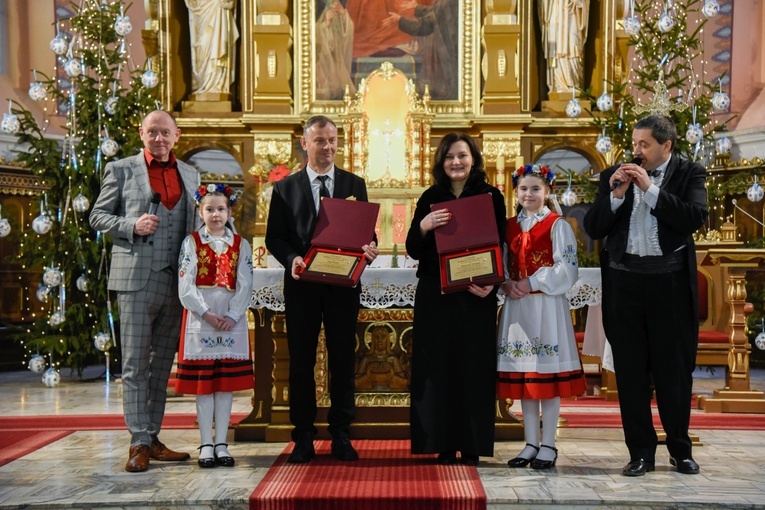 Dyrygentka chóru z Miłakowa została nagrodzona za 35 lat pracy artystycznej