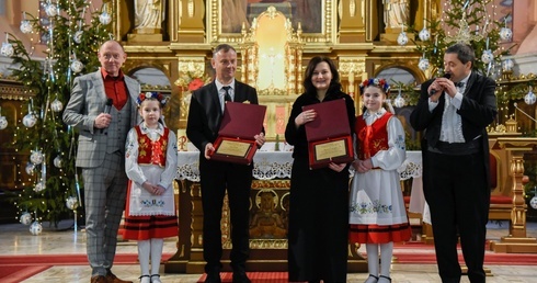 Dyrygentka chóru z Miłakowa została nagrodzona za 35 lat pracy artystycznej