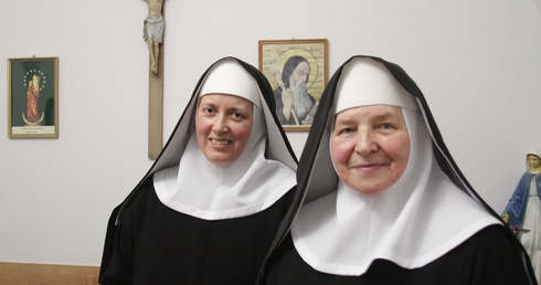 S. Miriam Pałasz (z lewej), przełożona wspólnoty i s. Regina Zielińska dzielą się świadectwem życia konsekrowanego.
