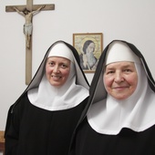 S. Miriam Pałasz (z lewej), przełożona wspólnoty i s. Regina Zielińska dzielą się świadectwem życia konsekrowanego.