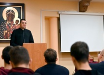 Ks. Piotr Gołuch w czasie spotkania organizacyjnego z nastolatkami.