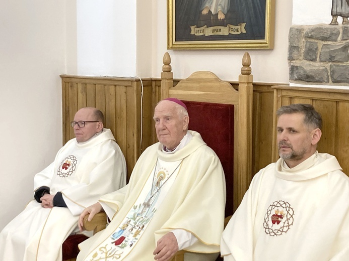 Biskup senior w asyście koncelebransów: ks. Krzysztofa Ory i o. Wojciecha Kotowskiego SSCC.