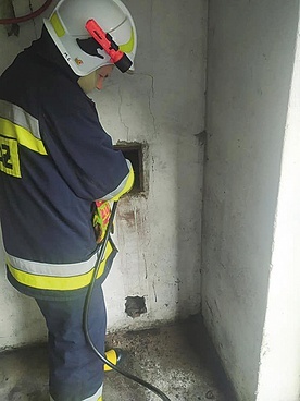 	Zgodnie z obowiązującymi przepisami w budynkach mieszkalnych przegląd przewodów kominowych powinien odbywać się co najmniej raz w roku.