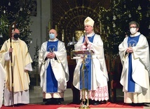 	Rocznicowa Eucharystia. Od lewej: ks. prał. Jarosław Wojtkun, proboszcz parafii św. Kazimierza, ks. Sławomir Płusa, bp Piotr Turzyński oraz ks. Kazimierz Stasiak, pallotyn ze Świętej Katarzyny.