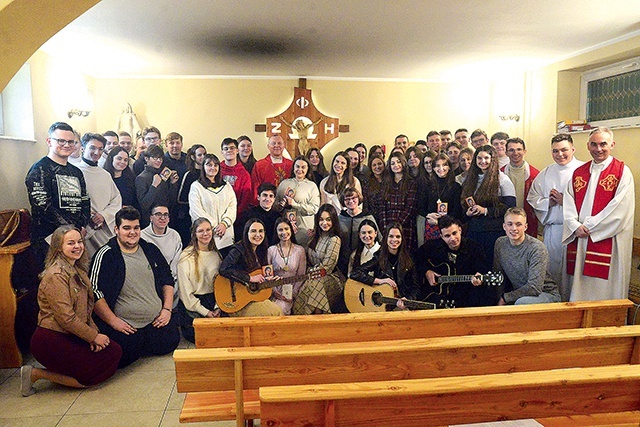 	W kaplicy ośrodka  po Mszy św.  z bp. Piotrem Turzyńskim.