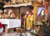 Obraz i relikwie patronki w prezbiterium kościoła.