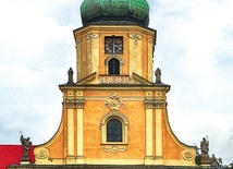 Barokowa fasada rudzkiej bazyliki (1790).