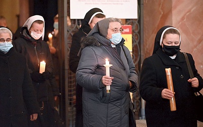 	Przed rozpoczęciem Mszy św. zebrani przeszli w procesji z zapalonymi świecami z kaplicy MB Świdnickiej do nawy głównej.