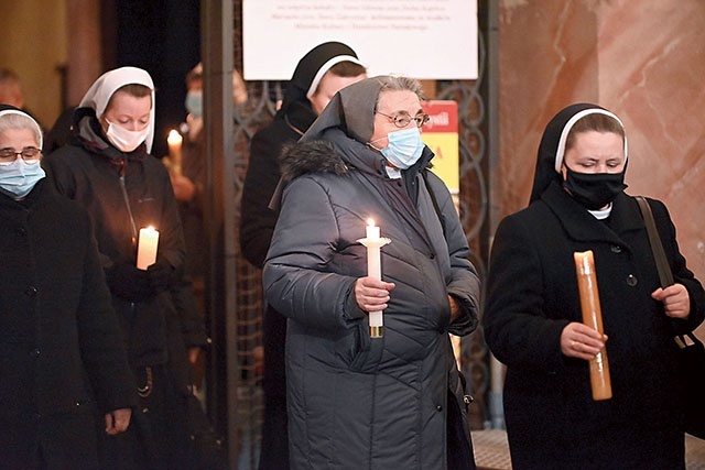 	Przed rozpoczęciem Mszy św. zebrani przeszli w procesji z zapalonymi świecami z kaplicy MB Świdnickiej do nawy głównej.