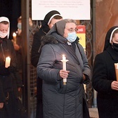 	Przed rozpoczęciem Mszy św. zebrani przeszli w procesji z zapalonymi świecami z kaplicy MB Świdnickiej do nawy głównej.