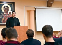 Ksiądz Piotr Gołuch w czasie spotkania organizacyjnego z nastolatkami.