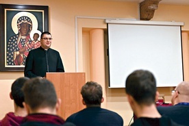 Ksiądz Piotr Gołuch w czasie spotkania organizacyjnego z nastolatkami.