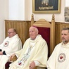 Biskup senior w asyście koncelebransów: ks. Krzysztofa Ory  i o. Wojciecha Kotowskiego SSCC.