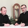 Ksiądz rektor Soprych (z prawej) i ks. Lesław Wąchała.