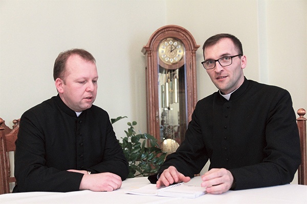 Ksiądz rektor Soprych (z prawej) i ks. Lesław Wąchała.