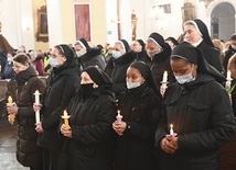 ▲	Podczas Eucharystii obecni odnowili swoje śluby.