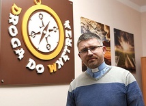 ▲	Ksiądz Dariusz zamierza rozwijać swój warsztat poprzez ukończenie szkoły psychoterapii. Każdy może mu w tym pomóc. Więcej: www.drogadownetrza.pl.