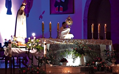 ▲	Kolejne wspólnoty prowadziły modlitwę przed Najświętszym Sakramentem  aż do porannego  Różańca i Mszy św. 