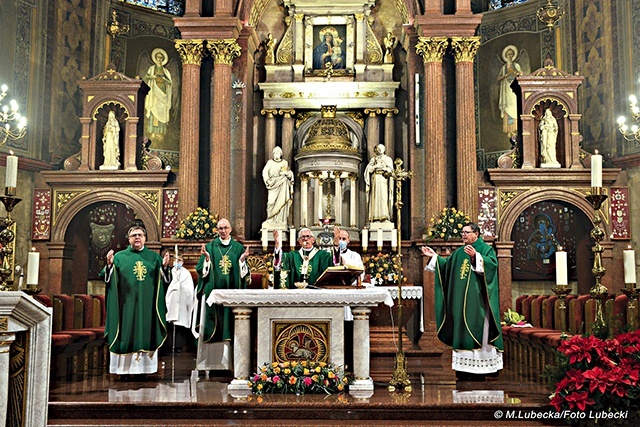 Dzień po liturgicznym rozpoczęciu posługi pasterskiej koadiutora metropolita katowicki wraz z abp. Galbasem przybyli do bazyliki piekarskiej. Podczas Mszy św. pod przewodnictwem abp. Skworca powierzyli archidiecezję opiece Matki Sprawiedliwości i Miłości Społecznej.