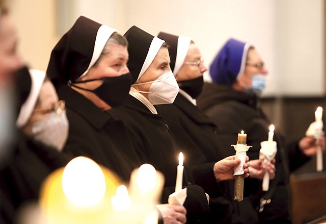 Przy zapalonych świecach nastąpiło odnowienie ślubów zakonnych.