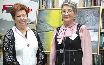 – Uwieczniam piękno, które widzę, podróżując – mówi artystka (z lewej). Spotkanie poprowadziła Wanda Budnik.
