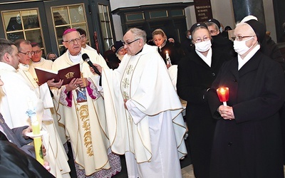 Mszę św. w sanktuarium rozpoczął obrzęd błogosławieństwa świec.