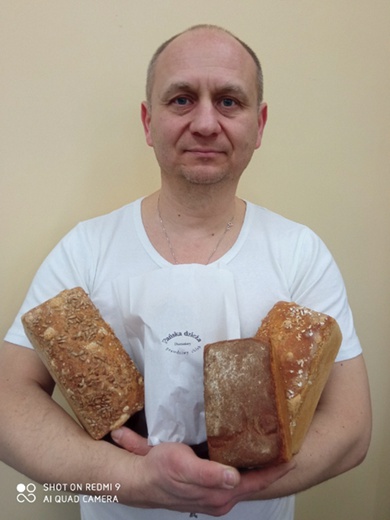 Marek Dumański prowadzi przydomową piekarnię  „Pańska dzieża” w Legnicy.