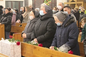 Zakonnice obdarowano różami.