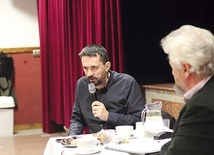 Gość wieczoru nie ma wątpliwości co do świętości katolickiego hierarchy. 