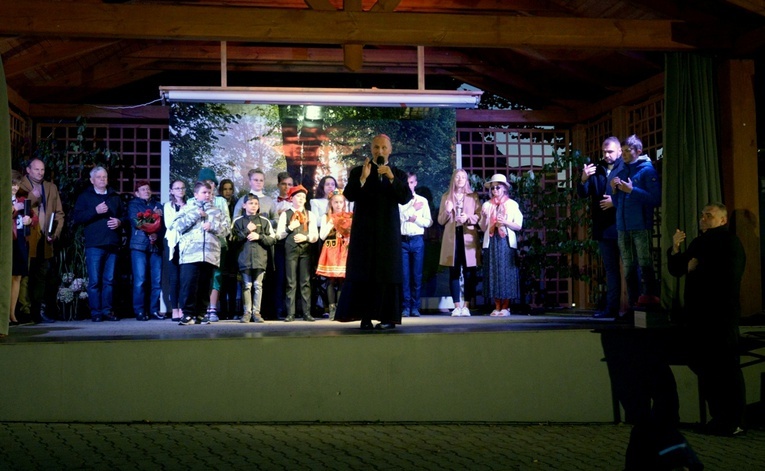 Po spektaklu 24 września ub. roku bp Marek Solarczyk dziękował za jego przygotowanie i udzielił wszystkim błogosławieństwa. Z prawej ks. Tomasz Waśkiewicz.