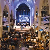 Kurs Alpha w kościele Holy Trinity Brompton w Londynie. W prezbiterium przemawia Nicky Gumbel.