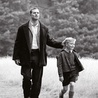 Wydarzenia, jakie rozgrywają się w Belfaście, oglądamy z perspektywy 9-letniego Buddy’ego. Na zdjęciu Jude Hill jako Buddy  oraz Jamie Dornan  w roli jego ojca.