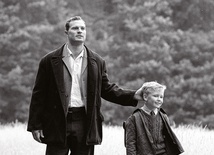 Wydarzenia, jakie rozgrywają się w Belfaście, oglądamy z perspektywy 9-letniego Buddy’ego. Na zdjęciu Jude Hill jako Buddy  oraz Jamie Dornan  w roli jego ojca.