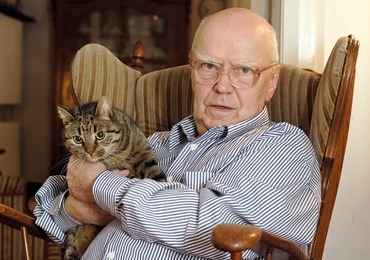 Jarosław Marek Rymkiewicz był jednym z najwybitniejszych polskich poetów naszych czasów, eseistą, dramaturgiem, prozaikiem, tłumaczem i krytykiem literackim.