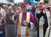 Abp Józef Życiński odprowadza pielgrzymkę, która rusza na Jasną Górę.