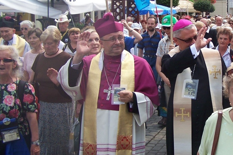 Abp Józef Życiński odprowadza pielgrzymkę, która rusza na Jasną Górę.