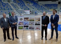 W Radomskim Centrum Sportu po konferencji prasowej, od lewej: Sławomir Stępniewski, prezes Radomiaka, Radosław Witkowski, Adam Bielan i Kamil Bortniczuk.