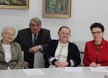 W siedzibie Okręgowej Izby Lekarskiej (od lewej): Barbara Paczwa, Mieczysław Szatanek, Teresa Zawisza Łapa i Jadwiga Kazana.