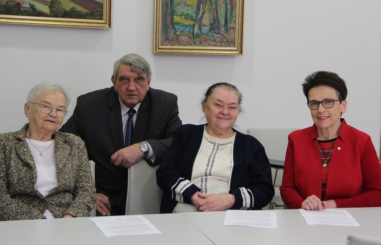 W siedzibie Okręgowej Izby Lekarskiej (od lewej): Barbara Paczwa, Mieczysław Szatanek, Teresa Zawisza Łapa i Jadwiga Kazana.