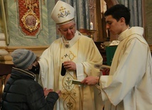 Sakramentu chorych udzielił osobom cierpiącym abp Stanisław Budzik.