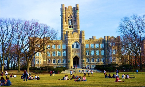 Kobieta pokieruje słynnym jezuickim Fordham University